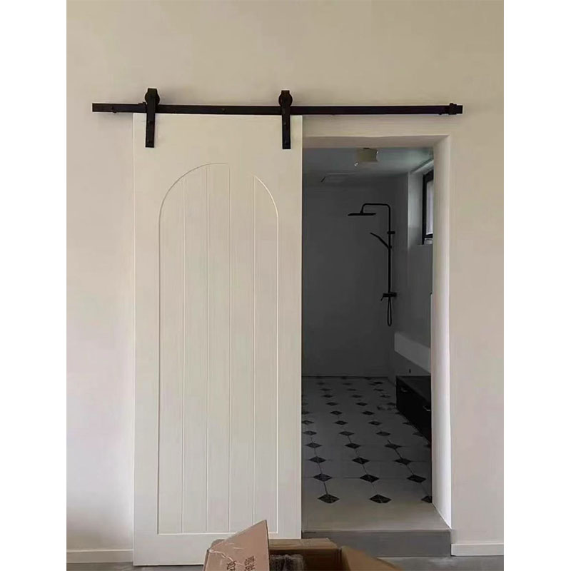 Interior Design Kitchen Modern - モダンな無垢材プレアセンブリデザインのスライド式ホワイトプライムドバーンドア（インテリアキッチン用、金具付き）
